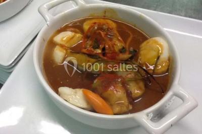 Miniature Traiteur Urville (Calvados) - La Clé en Main #12 Assiette de poisson en sauce blanche, garnie de persil frais, légumes et décorée de traits de sauce verte.