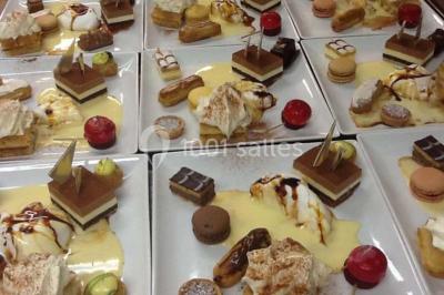 Miniature Traiteur Urville (Calvados) - La Clé en Main #13 Assiette de poisson en sauce blanche, garnie de persil frais, légumes et décorée de traits de sauce verte.