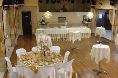 Miniature Traiteur Urville (Calvados) - La Clé en Main #15 Assiette de poisson en sauce blanche, garnie de persil frais, légumes et décorée de traits de sauce verte.