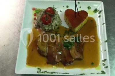 Miniature Traiteur Urville (Calvados) - La Clé en Main #16 Assiette de poisson en sauce blanche, garnie de persil frais, légumes et décorée de traits de sauce verte.