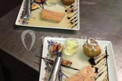 Miniature Traiteur Urville (Calvados) - La Clé en Main #17 Assiette de poisson en sauce blanche, garnie de persil frais, légumes et décorée de traits de sauce verte.