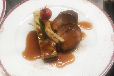 Miniature Traiteur Urville (Calvados) - La Clé en Main #18 Assiette de poisson en sauce blanche, garnie de persil frais, légumes et décorée de traits de sauce verte.