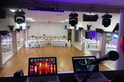 Miniature Traiteur Urville (Calvados) - La Clé en Main #20 Assiette de poisson en sauce blanche, garnie de persil frais, légumes et décorée de traits de sauce verte.