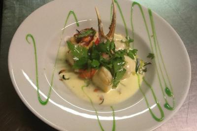 Miniature Traiteur Urville (Calvados) - La Clé en Main #22 Assiette de poisson en sauce blanche, garnie de persil frais, légumes et décorée de traits de sauce verte.