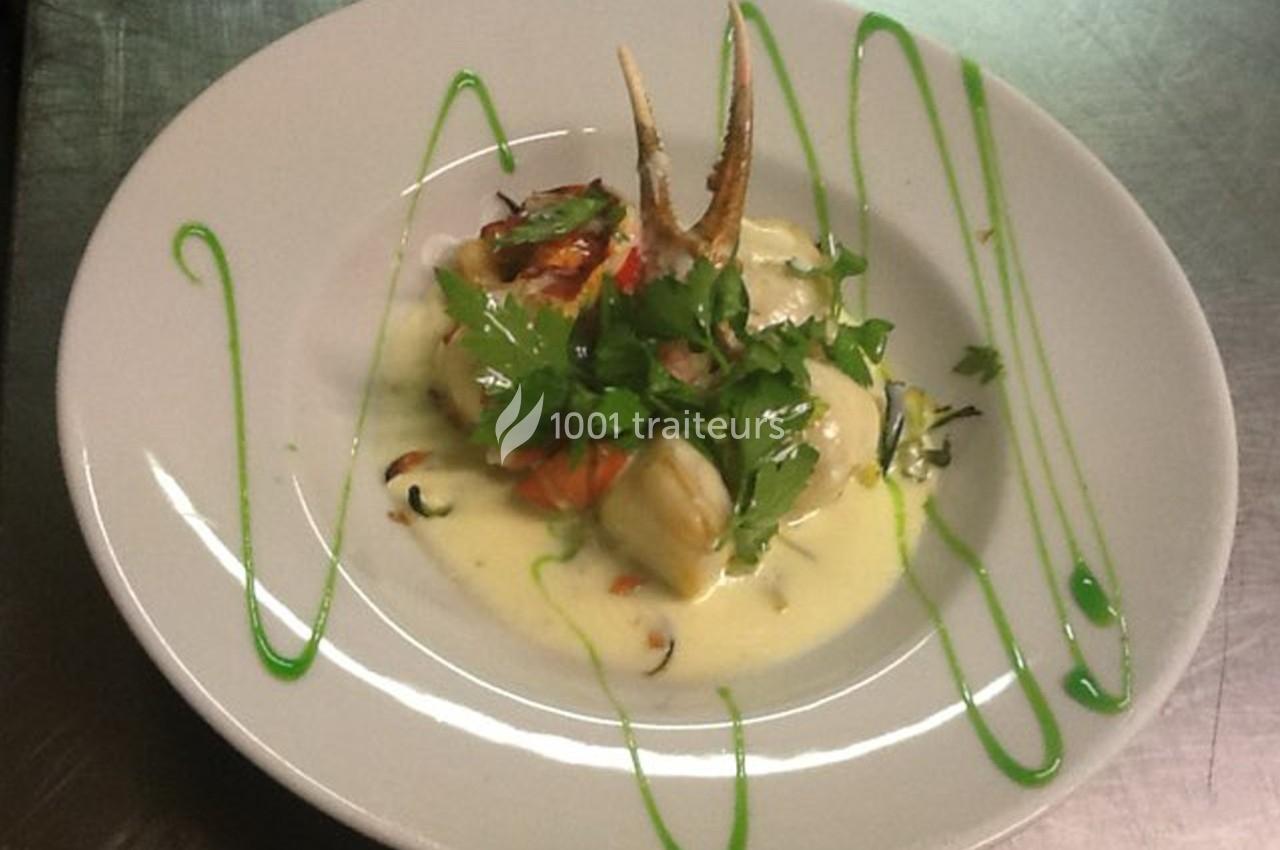 Assiette de poisson en sauce blanche, garnie de persil frais, légumes et décorée de traits de sauce verte.