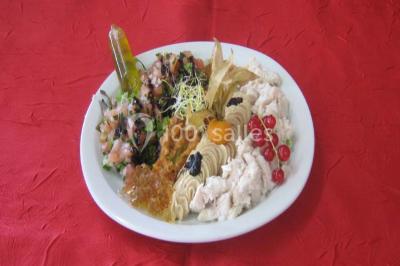 Miniature Traiteur Lezoux (Puy-de-Dôme) - Deneuville Traiteur #7 Pyramide de macarons colorés surmontée de figurines de mariés, présentée sur une table rouge en extérieur.