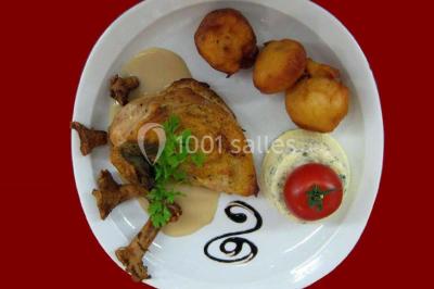 Miniature Traiteur Lezoux (Puy-de-Dôme) - Deneuville Traiteur #19 Pyramide de macarons colorés surmontée de figurines de mariés, présentée sur une table rouge en extérieur.