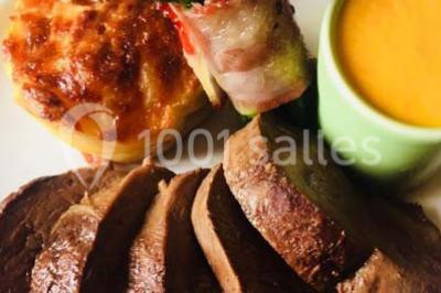 Plateau de bouchées variées comprenant verrines, toasts garnis, mini-sandwichs et décorations florales.