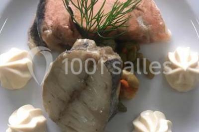 Plateau de bouchées variées comprenant verrines, toasts garnis, mini-sandwichs et décorations florales.