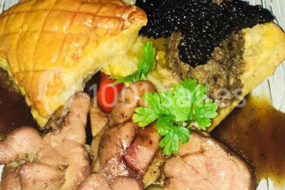 Plateau de bouchées variées comprenant verrines, toasts garnis, mini-sandwichs et décorations florales.