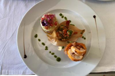 Miniature Traiteur Draguignan (Var) - Borges Evenements #3 Plateau de crudités colorées avec radis, carottes, poivrons, chou-fleur et trempette au centre, présenté sur un lit de…