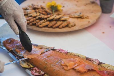 Miniature Traiteur Draguignan (Var) - Borges Evenements #2 Plateau de crudités colorées avec radis, carottes, poivrons, chou-fleur et trempette au centre, présenté sur un lit de…
