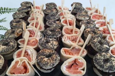 Miniature Traiteur Sartrouville (Yvelines) - Him Traiteur #2 Plateau de bouchées variées comprenant mini-sandwichs, macarons, brochettes, verrines et roulés aux légumes.