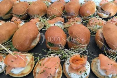 Miniature Traiteur Sartrouville (Yvelines) - Him Traiteur #3 Plateau de bouchées variées comprenant mini-sandwichs, macarons, brochettes, verrines et roulés aux légumes.