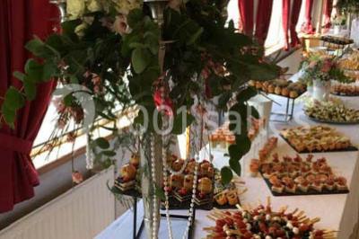 Miniature Traiteur Sartrouville (Yvelines) - Him Traiteur #4 Plateau de bouchées variées comprenant mini-sandwichs, macarons, brochettes, verrines et roulés aux légumes.