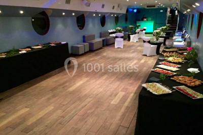 Miniature Traiteur Sartrouville (Yvelines) - Him Traiteur #9 Plateau de bouchées variées comprenant mini-sandwichs, macarons, brochettes, verrines et roulés aux légumes.