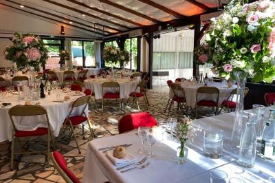 Miniature Traiteur Sartrouville (Yvelines) - Him Traiteur #12 Plateau de bouchées variées comprenant mini-sandwichs, macarons, brochettes, verrines et roulés aux légumes.