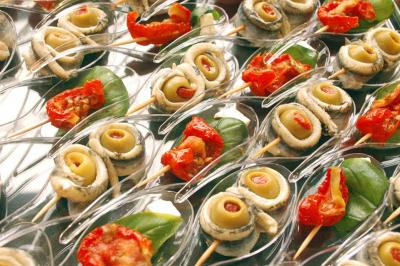 Miniature Traiteur Sartrouville (Yvelines) - Him Traiteur #15 Plateau de bouchées variées comprenant mini-sandwichs, macarons, brochettes, verrines et roulés aux légumes.