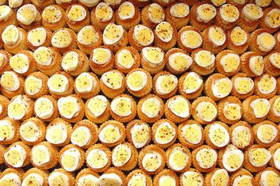 Miniature Traiteur Sartrouville (Yvelines) - Him Traiteur #16 Plateau de bouchées variées comprenant mini-sandwichs, macarons, brochettes, verrines et roulés aux légumes.