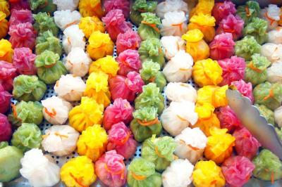 Miniature Traiteur Sartrouville (Yvelines) - Him Traiteur #18 Plateau de bouchées variées comprenant mini-sandwichs, macarons, brochettes, verrines et roulés aux légumes.