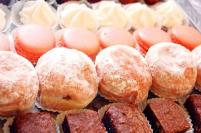 Miniature Traiteur Sartrouville (Yvelines) - Him Traiteur #20 Plateau de bouchées variées comprenant mini-sandwichs, macarons, brochettes, verrines et roulés aux légumes.