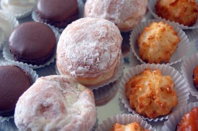 Miniature Traiteur Sartrouville (Yvelines) - Him Traiteur #21 Plateau de bouchées variées comprenant mini-sandwichs, macarons, brochettes, verrines et roulés aux légumes.