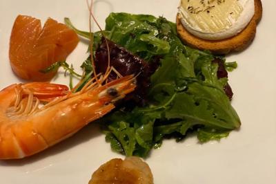 Miniature Traiteur Sartrouville (Yvelines) - Him Traiteur #22 Plateau de bouchées variées comprenant mini-sandwichs, macarons, brochettes, verrines et roulés aux légumes.