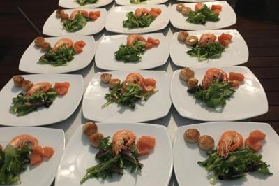 Miniature Traiteur Sartrouville (Yvelines) - Him Traiteur #23 Plateau de bouchées variées comprenant mini-sandwichs, macarons, brochettes, verrines et roulés aux légumes.