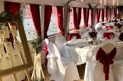 Miniature Traiteur Sartrouville (Yvelines) - Him Traiteur #24 Plateau de bouchées variées comprenant mini-sandwichs, macarons, brochettes, verrines et roulés aux légumes.