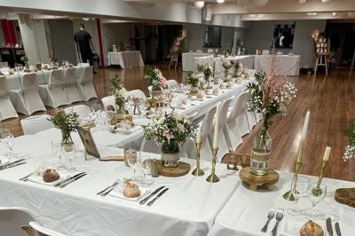 Miniature Traiteur Sartrouville (Yvelines) - Him Traiteur #25 Plateau de bouchées variées comprenant mini-sandwichs, macarons, brochettes, verrines et roulés aux légumes.