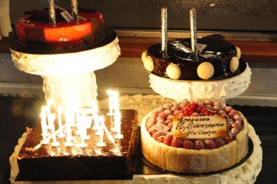 Miniature Traiteur Sartrouville (Yvelines) - Him Traiteur #26 Plateau de bouchées variées comprenant mini-sandwichs, macarons, brochettes, verrines et roulés aux légumes.