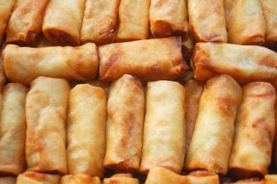 Miniature Traiteur Sartrouville (Yvelines) - Him Traiteur #28 Plateau de bouchées variées comprenant mini-sandwichs, macarons, brochettes, verrines et roulés aux légumes.