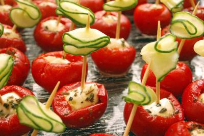 Miniature Traiteur Sartrouville (Yvelines) - Him Traiteur #29 Plateau de bouchées variées comprenant mini-sandwichs, macarons, brochettes, verrines et roulés aux légumes.