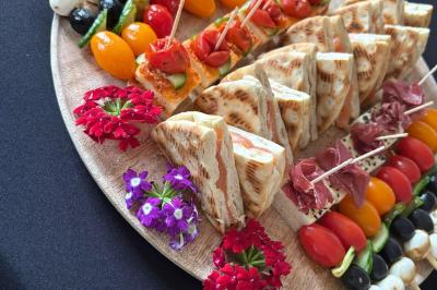 Miniature Traiteur Sartrouville (Yvelines) - Him Traiteur #31 Plateau de bouchées variées comprenant mini-sandwichs, macarons, brochettes, verrines et roulés aux légumes.