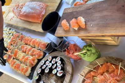 Miniature Traiteur Sartrouville (Yvelines) - Him Traiteur #32 Plateau de bouchées variées comprenant mini-sandwichs, macarons, brochettes, verrines et roulés aux légumes.