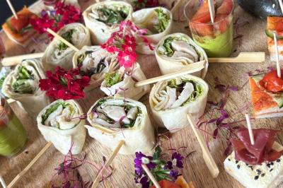 Miniature Traiteur Sartrouville (Yvelines) - Him Traiteur #33 Plateau de bouchées variées comprenant mini-sandwichs, macarons, brochettes, verrines et roulés aux légumes.