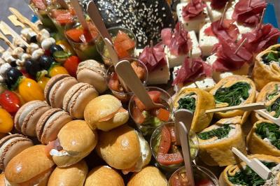 Miniature Traiteur Sartrouville (Yvelines) - Him Traiteur #37 Plateau de bouchées variées comprenant mini-sandwichs, macarons, brochettes, verrines et roulés aux légumes.