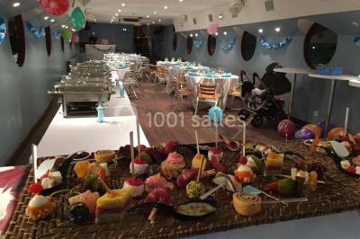 Plateau de bouchées variées comprenant mini-sandwichs, macarons, brochettes, verrines et roulés aux légumes.