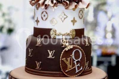 Plateau de bouchées variées comprenant mini-sandwichs, macarons, brochettes, verrines et roulés aux légumes.