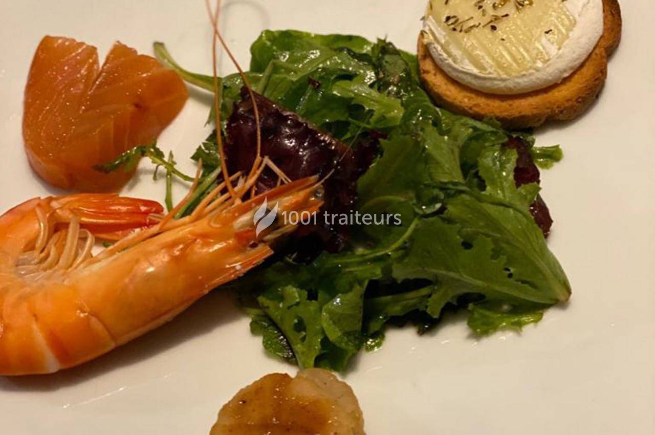 Assiette composée de crevette, saumon fumé, noix de Saint-Jacques, chèvre chaud sur toast et salade verte.