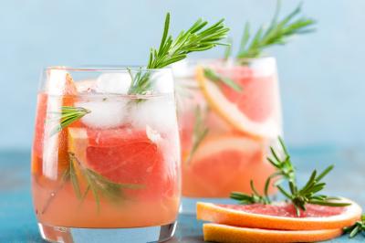 Miniature Traiteur Gaillon (Eure) - A Ka Pwel'La #8 Assiette garnie de brochettes sur un ananas, accompagnée de légumes, sauces et bouchées frites.