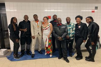 Miniature Traiteur Gaillon (Eure) - A Ka Pwel'La #9 Assiette garnie de brochettes sur un ananas, accompagnée de légumes, sauces et bouchées frites.