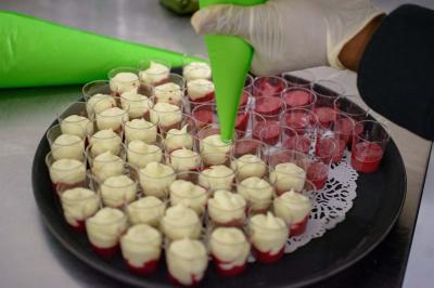 Miniature Traiteur Gaillon (Eure) - A Ka Pwel'La #12 Assiette garnie de brochettes sur un ananas, accompagnée de légumes, sauces et bouchées frites.
