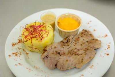 Miniature Traiteur Gaillon (Eure) - A Ka Pwel'La #13 Assiette garnie de brochettes sur un ananas, accompagnée de légumes, sauces et bouchées frites.