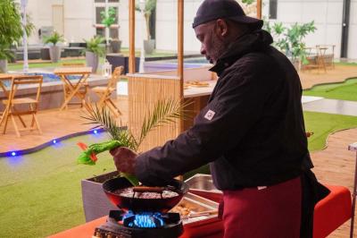 Miniature Traiteur Gaillon (Eure) - A Ka Pwel'La #14 Assiette garnie de brochettes sur un ananas, accompagnée de légumes, sauces et bouchées frites.