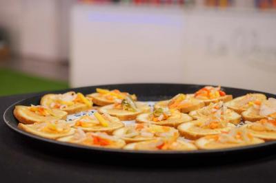 Miniature Traiteur Gaillon (Eure) - A Ka Pwel'La #15 Assiette garnie de brochettes sur un ananas, accompagnée de légumes, sauces et bouchées frites.