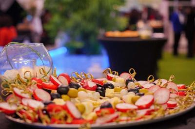 Miniature Traiteur Gaillon (Eure) - A Ka Pwel'La #3 Assiette garnie de brochettes sur un ananas, accompagnée de légumes, sauces et bouchées frites.