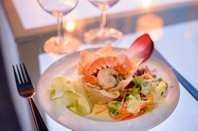 Miniature Traiteur Gaillon (Eure) - A Ka Pwel'La #2 Assiette garnie de brochettes sur un ananas, accompagnée de légumes, sauces et bouchées frites.