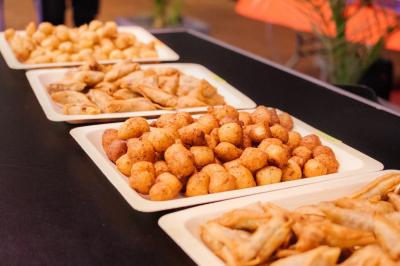 Miniature Traiteur Gaillon (Eure) - A Ka Pwel'La #16 Assiette garnie de brochettes sur un ananas, accompagnée de légumes, sauces et bouchées frites.