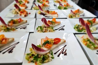 Miniature Traiteur Gaillon (Eure) - A Ka Pwel'La #17 Assiette garnie de brochettes sur un ananas, accompagnée de légumes, sauces et bouchées frites.